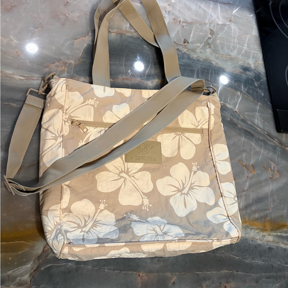 ALOHA Collection Keep it Light Daily Tote in Hana Hou crème on dune